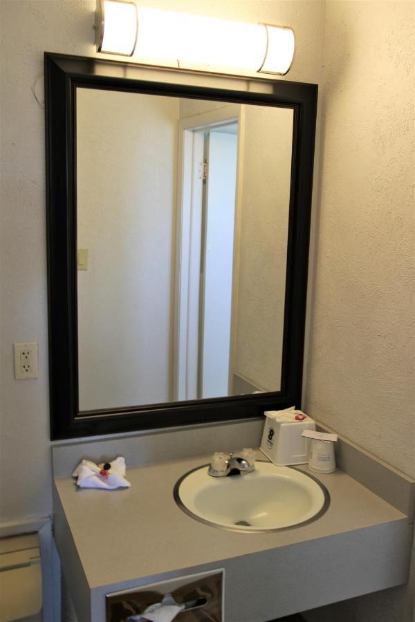 Super 8 By Wyndham Wells Hotel Luaran gambar